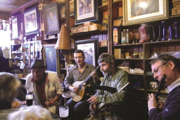 6-Pubs-in-Ireland-Dingle-Traditional-music-session-in-Dick-Macks